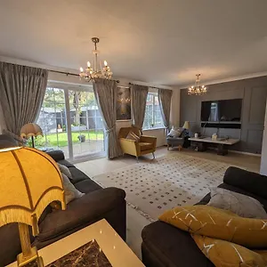 Spacious 4 Bed Gem Near East Croydon Station * South Norwood
