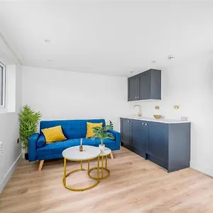One-bedroom Flat In With Free Parking Harrow