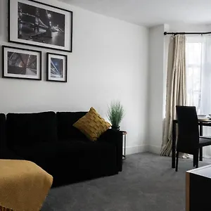 Apartment Bright 2-bed Flat With Skylight Attic