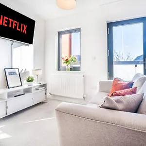 Heathrow In 15 Mins - Balcony - Dedicated Workspace Apartment *