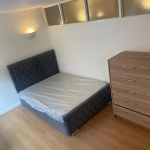 Urban Living At Its Stylish 4-bed Flat With Gym, Underground Parking , Prime Location, Just 2 Minutes From Borough Market & Tube * London