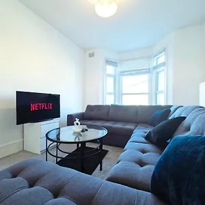 Spacious 3 Bed Apartment, 10 Mins From Wembley Stadium With Private Garden Apartment