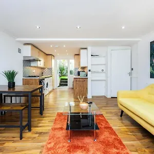 Stylish 2-bedroom In The Aldgate Apartment *