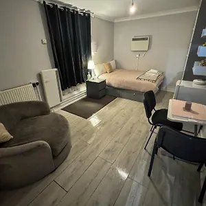 Queensborough Apartment, Apartment *