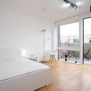 Homestay 1 For Couples - 13x13ft Room, Balcony, Fast Wifi, Bills Included *