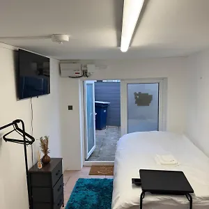 Apartment In Nw9
