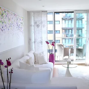 Elegant Designer By Chelsea Bridge & Battersea Power Station * London