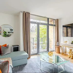 Apartment Serene Private Townhouse With Ac & Balcony For 6 London