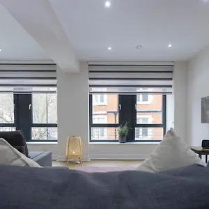 In Aldgate East 3 Apartment London