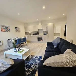 Modern London Village 2-bed Flat In Just 40 Mins To London *