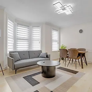 Apartment Luxury House Near Subway Station