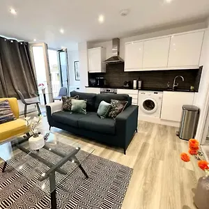 Lovely & Stylish 2 Bed Flat Close To Heathrow *