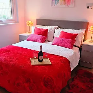 Modern Flat Near London! London