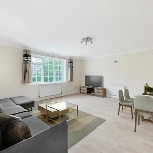 2-bedroom Flat, South Wimbledon Apartment *