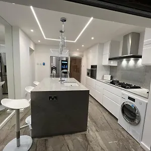 Villa Timeless Elegance 4br Luxury In Petts Wood Orpington
