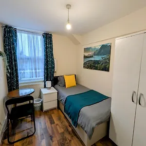 Cosy Single With A Desk Apartment *
