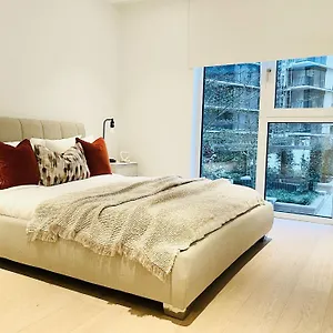 Luxury In White Living - Ideal For Family & Business Apartment London