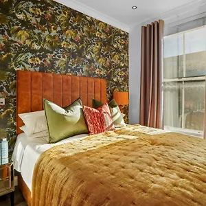 Bright & Airy Flat With Stunning Rooftop Views