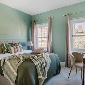 Newly Renovated Stylish Urban Modern 2bed 1bath E14 Flat