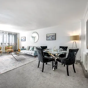 Posh With Terrace Over Harrods Apartment London