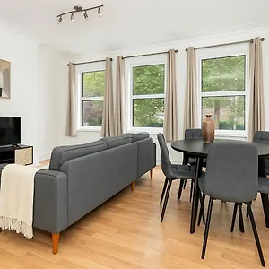 Stunning Two Bedroom In Acton Apartment London