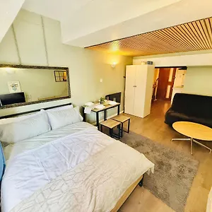 Stylish & Your East Hideaway Apartment London