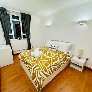 Vauxhall, River Thames, Big Ben Retreat, Family London