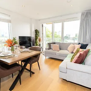 Stylish 3 Bed Near Downtown & Free Parking London