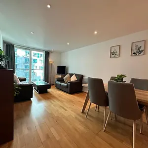 Compact 2 Bed Good Transport Links London