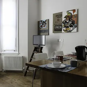 Finborough Apartment *