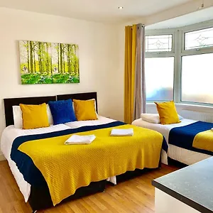 4 Bedrooms, 3 Baths, Full Kitchen And Lounge, Garden, Free Parking Apartment *