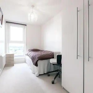 Chelsea / Imperial Wharf - Bright, Modern, Sunset View Apartment *